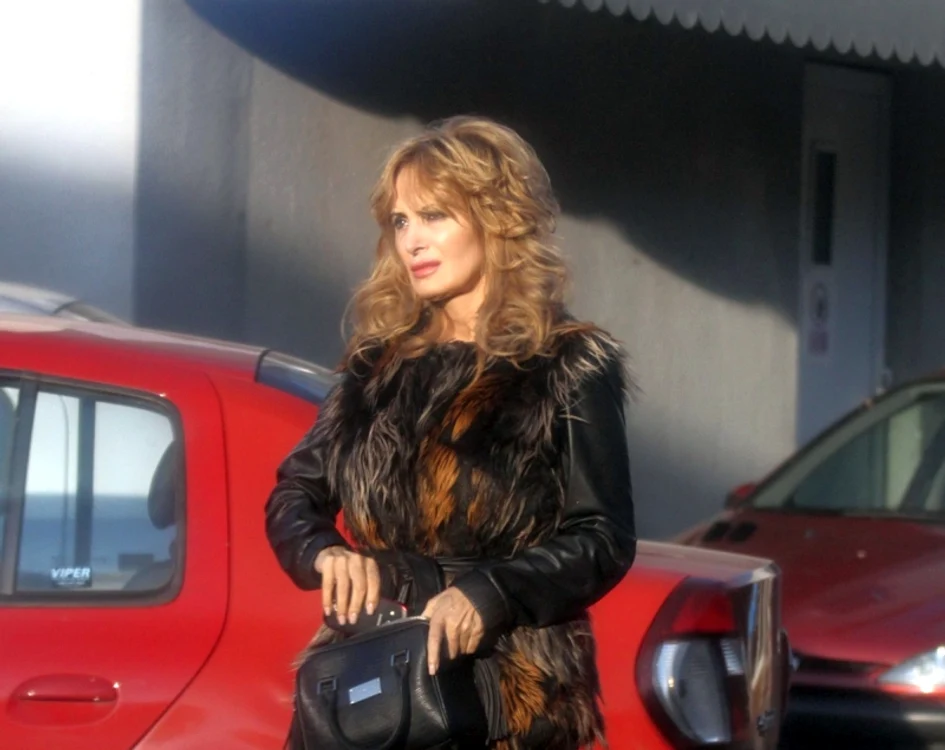 
    Aşa arăta cântăreaţa toamna trecută, când chipul ei era încă tumefiatfoto: Click!  