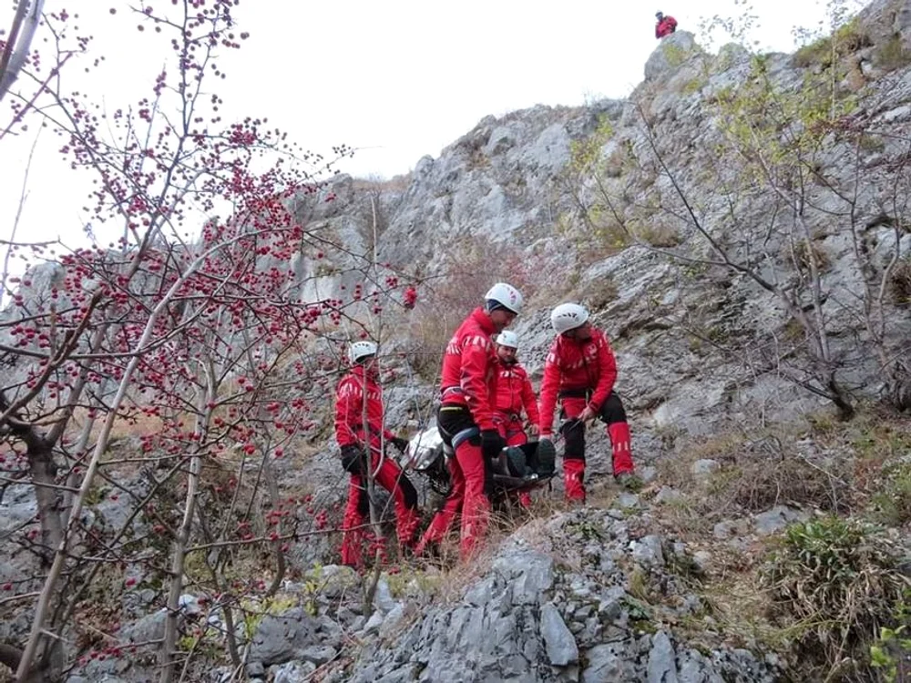 
    O persoană şi-a pierdut viaţa după ce s-a prăbuşit cu parapanta în Masivul BucegiFoto News.ro  