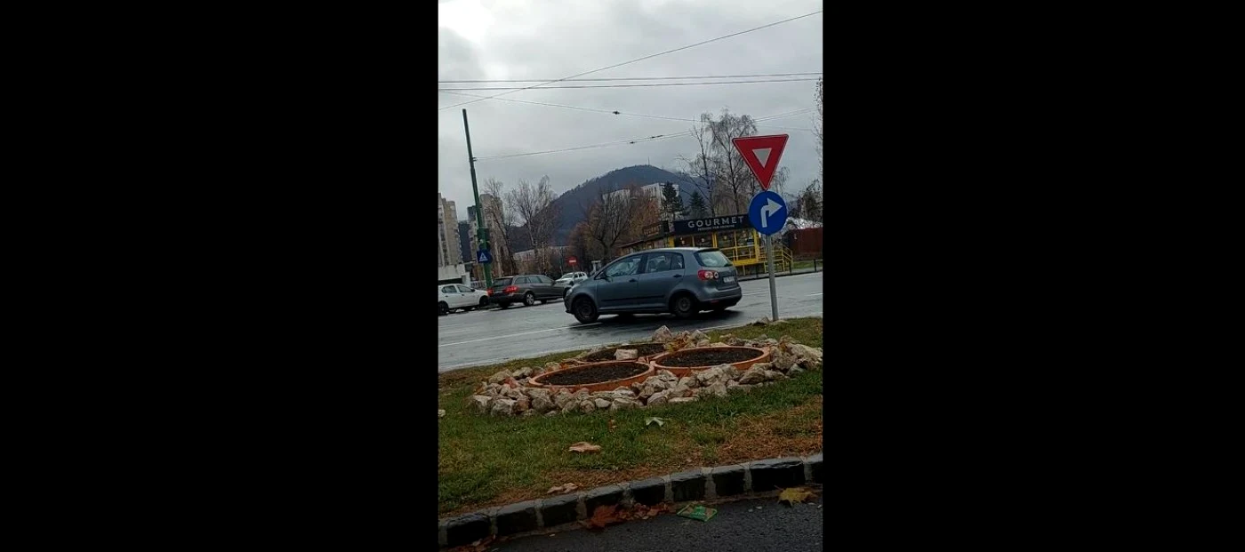 Şoferul ignoră semnele de circuţie şi circulă pe contrasens FOTO captură video