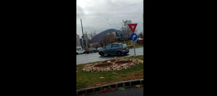 Şoferul ignoră semnele de circuţie şi circulă pe contrasens FOTO captură video