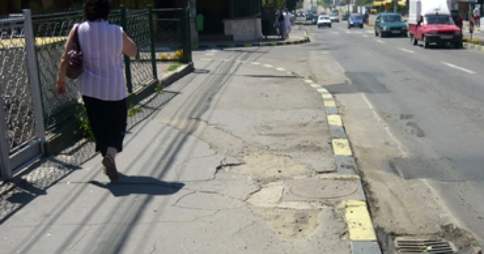 Suceava: Gurile de canalizare, iadul şoferilor suceveni (Galerie FOTO şi VIDEO)