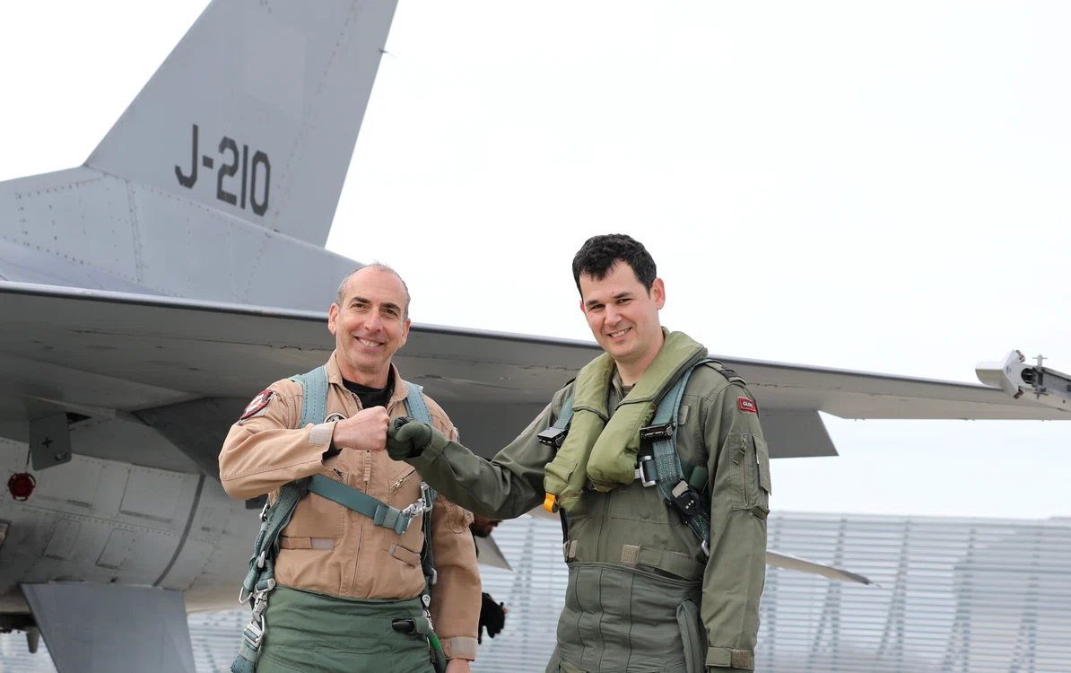 Pilotul român (dreapta) și instructorul american