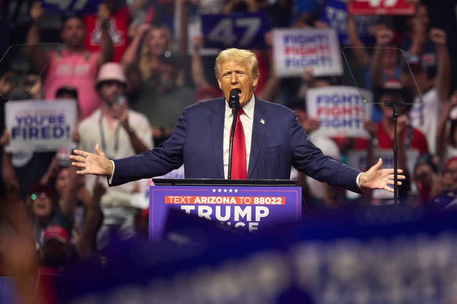 Donald Trump se luptă să se mențină în lumina reflectoarelor după fervoarea mediatică din jurul lui Harris