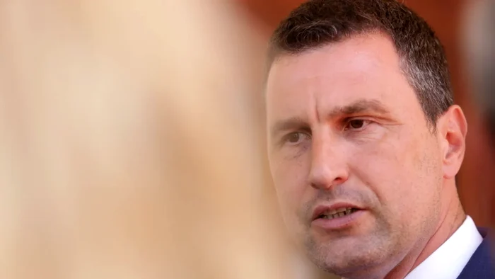 „Trebuie să fim cu ambele picioare pe pământ”, a spus vicepremierul. Sursa foro: Mediafax