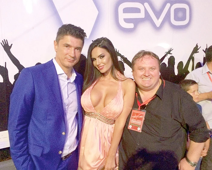 Loulou Andreea a cucerit publicul cu silicoanele uriașe. Iubitul ei, Luis Lazarus, nu o scapă din ochi la concerte