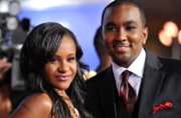 Bobbi
Kristina Brown, alături de soţul ei, Nick Gordon, cel care a
descoperit-o în stare de inconştienţă în cada din sala de baie a
reşedinţei sale FOTO Hepta