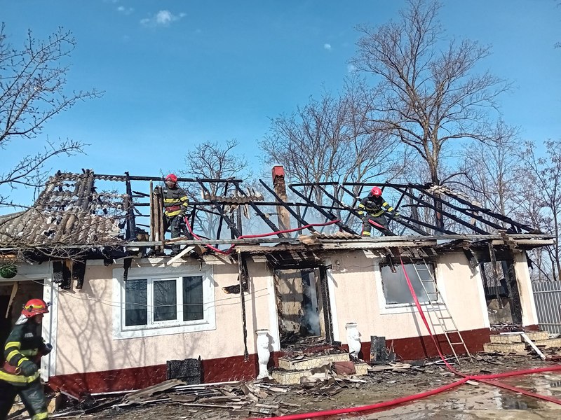 O femeie şi-a riscat viaţa pentru a salva o bătrână din casa cuprinsă de flăcări. Ambele au ajuns la spital 