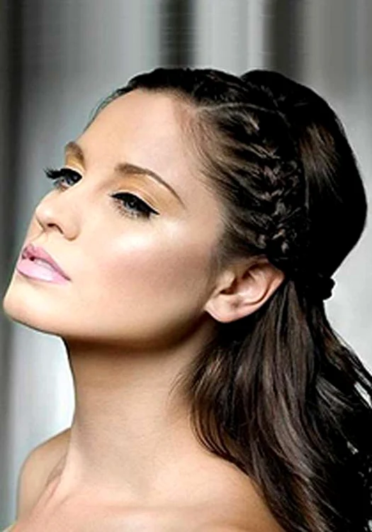 Coafură în stil grecesc: Poţi opta pentru onduleuri 