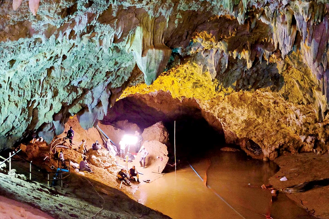 Salvatorii fac tabără la 5 km de la intrarea în grotă