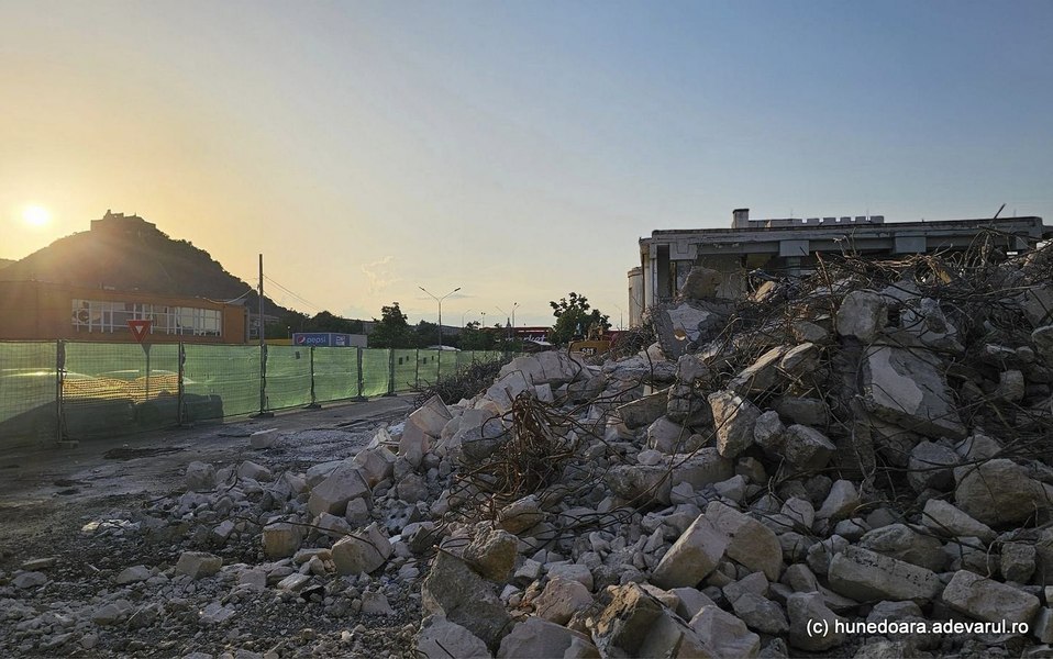 Demolarea gării Devei stârnește controverse. Autoritățile au oprit lucrările derulate fără autorizații VIDEO
