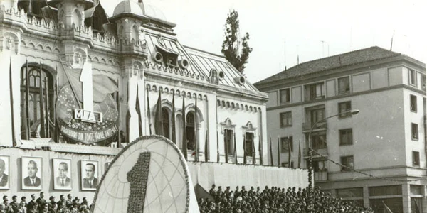 Demonstraţia oamenilor muncii, cu ocazia zilei de 1 Mai, la Craiova (1967)