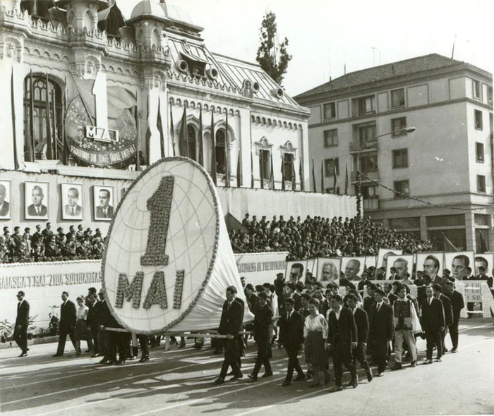 Demonstraţia oamenilor muncii, cu ocazia zilei de 1 Mai, la Craiova (1967)