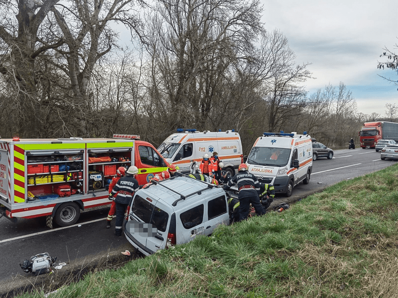 Accident cumplit pe o şosea din Iaşi. Doi oameni morți după ce o mașină a fost spulberată de un TIR
