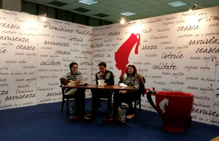 Mihaela Stanciu (stânga) şi Ioana Geacăr, la lansarea volumului de poezie al Laviniei Bălulescu (centru)