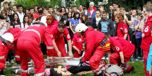 Simularea unui accident rutier în centrul Sucevei. FOTO