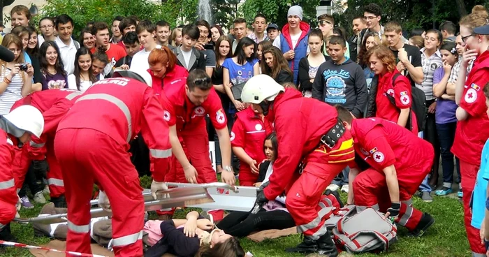 Paramedicii SMURD şi voluntarii de la Crucea Roşie participă la simularea unui accident rutier. FOTO: Dinu ZARĂ