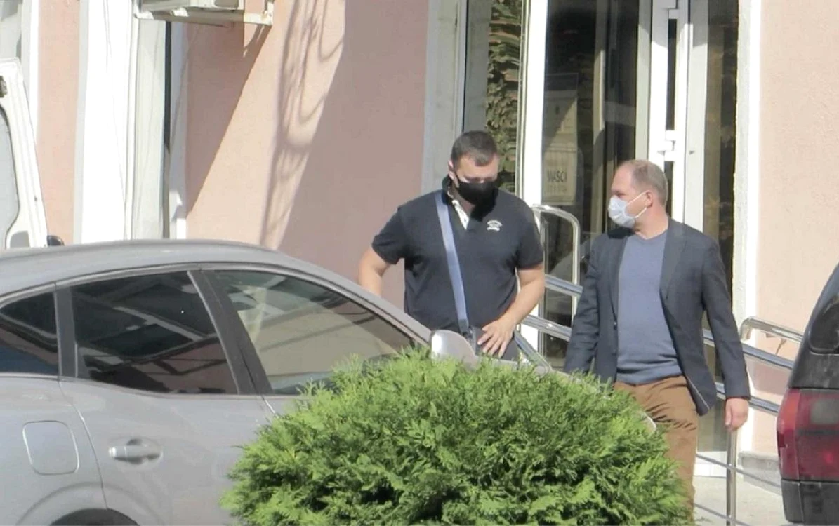Ion Ceban a fost surprins alături de Iurii Gudilin în fața sediului PSRM-ului. FOTO: Rise.md