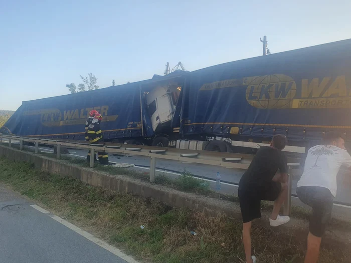 Două TIR-uri s-au lovit pe DN 6, blocând ambele sensuri de mers FOTO: DRDP Craiova