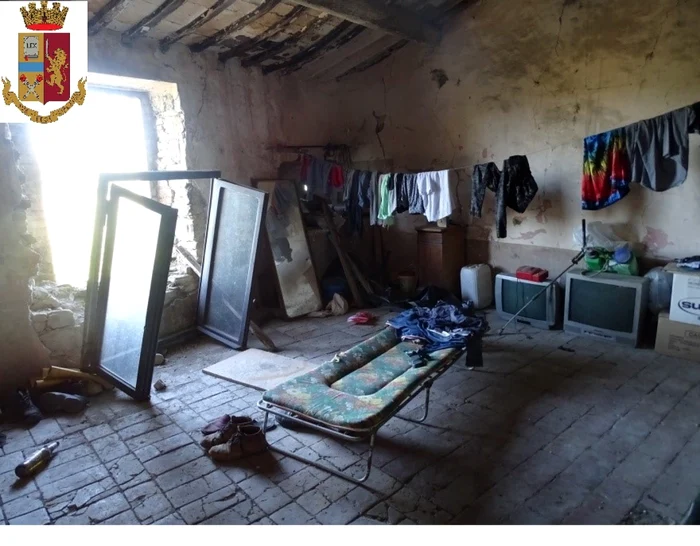 Asta au găsit poliţiştii italieni când au intrat în casa în care locuiau românii. FOTO: Poliţia italiană