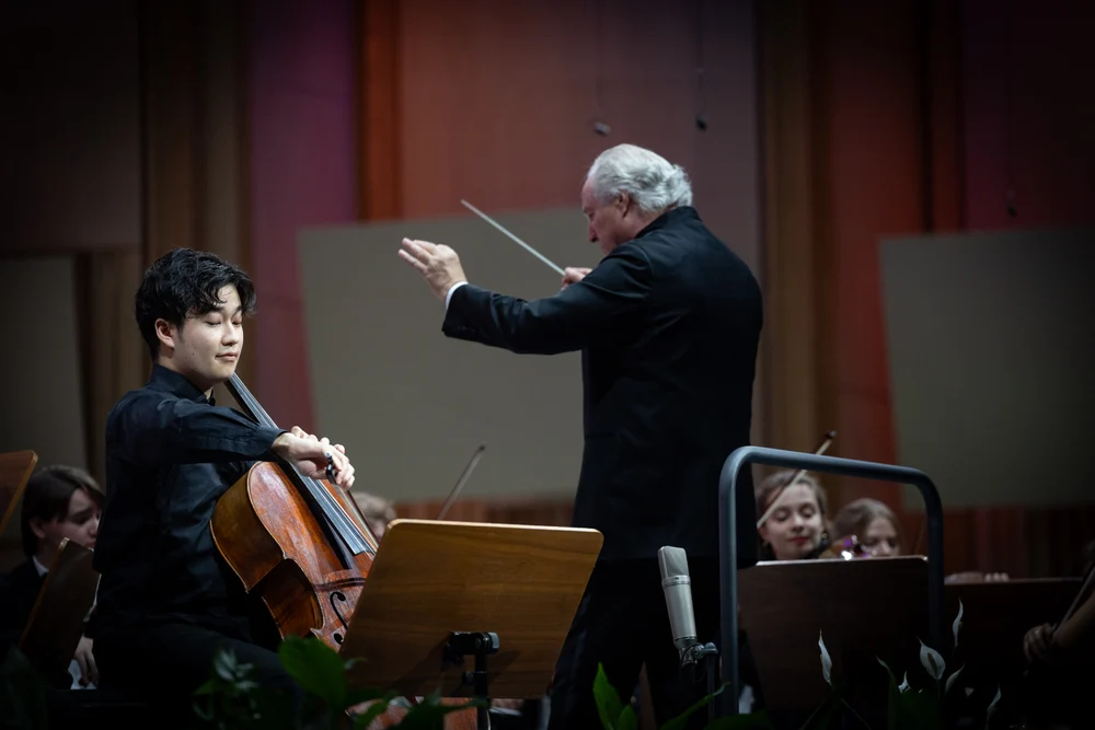 Noapte de Festival: cocor în zbor, eclipsă, euforie sonoră