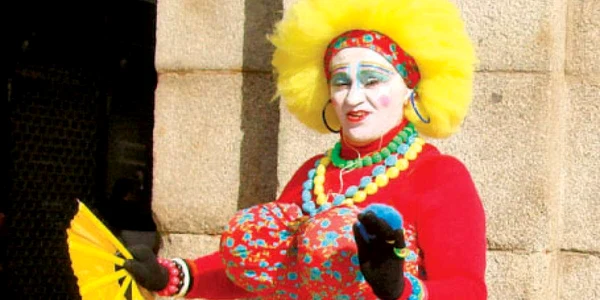 Dumitru Popa şi-a făcut costumul din haine vechi