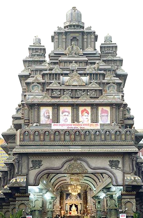 La ieşirea din templu, fotbaliştii au primit găluşti cu cocos şi orez