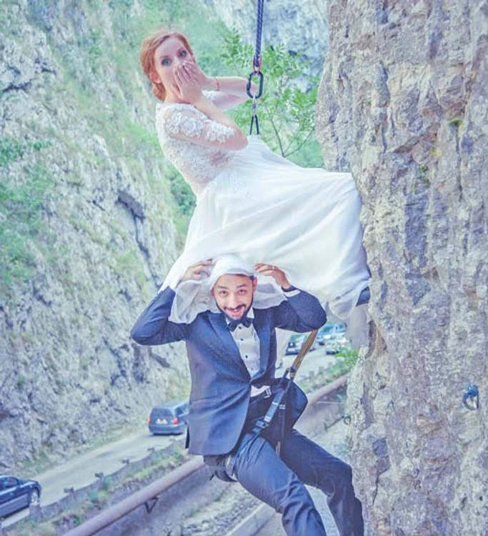 
     Amelia şi Radu  zâmbesc de pe  versanţii stâncoşiFotografii: Florian Motorgeanu/Creativ Foto Studio  