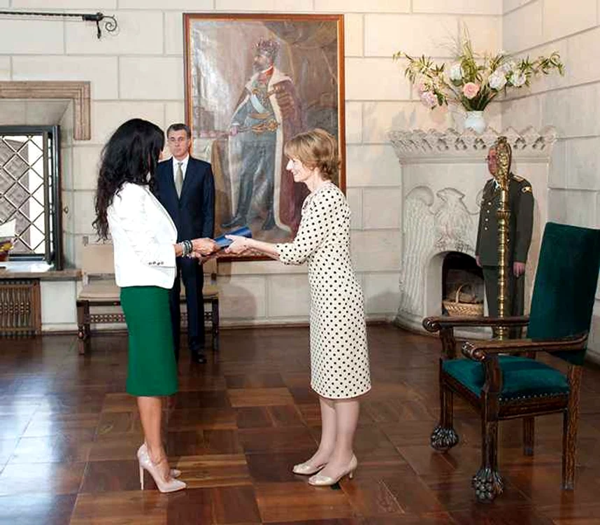 Cristina Ţopescu şi Mihaela Rădulescu, decorate de Regele Mihai prin intermediul Principesei Margareta. (Foto: Daniel Angelescu/ familiaregala.ro)