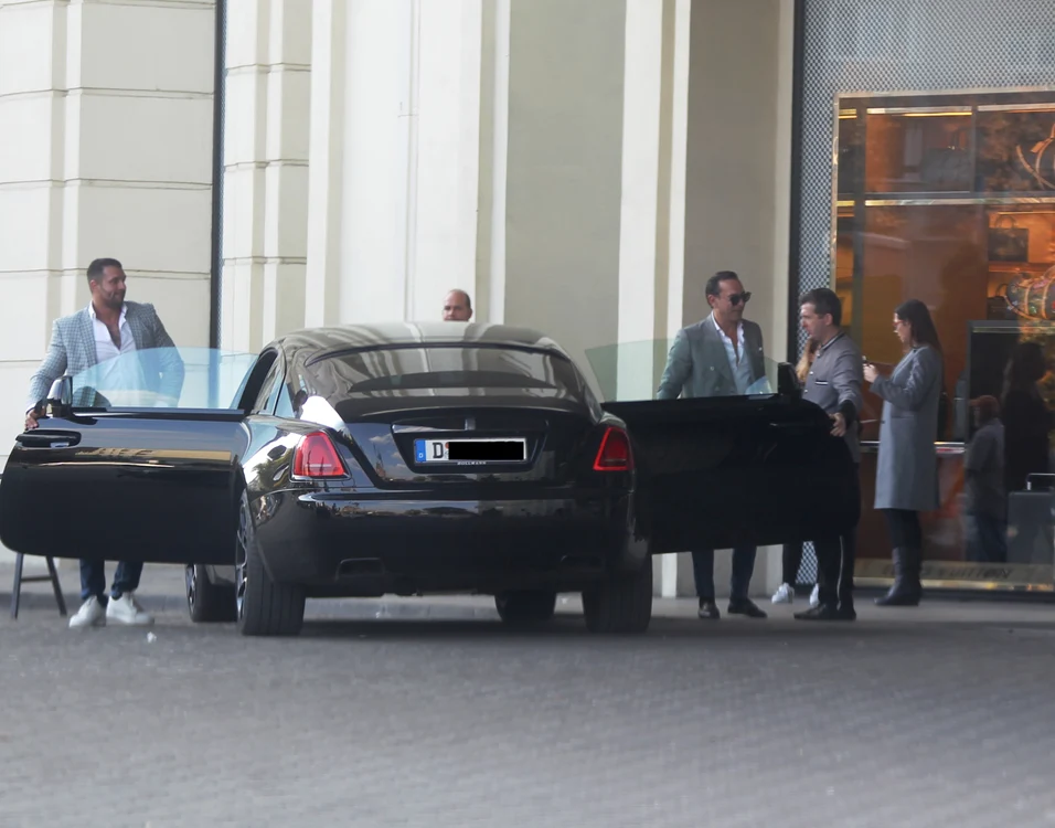 Alex Bodi şi Joseph ajung la hotelul Marriot cu superbul Bentley pe care l-a condus şi Bianca