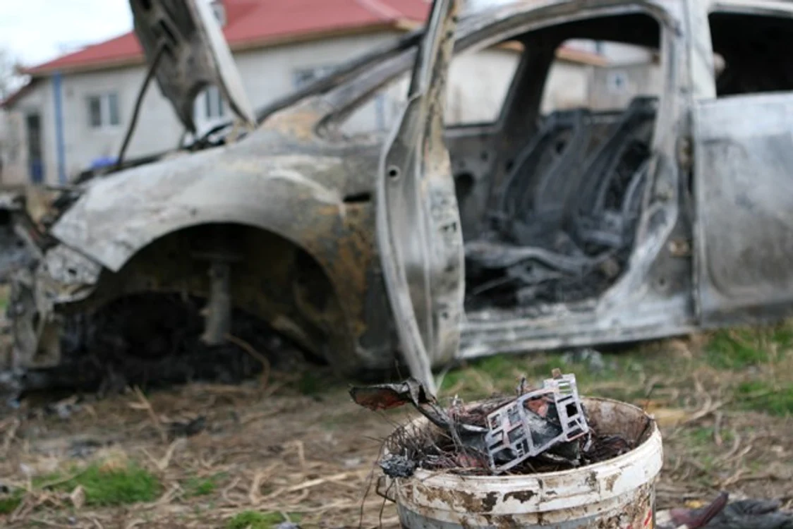 
    Poliţiştii nu au identificat încă persoana care se afla în maşina incendiată (foto: Arhivă)  
