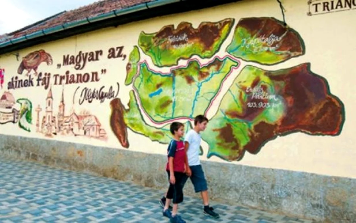 „Maghiar este cel pe care îl doare Trianonul”. Afiş de propagandă ungară din zilele noastre
