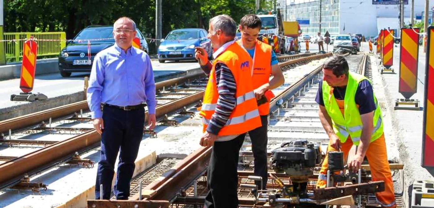 Emil Boc, în inspecţie pe şantierele care au apărut peste tot în oraş. FOTO: PCN