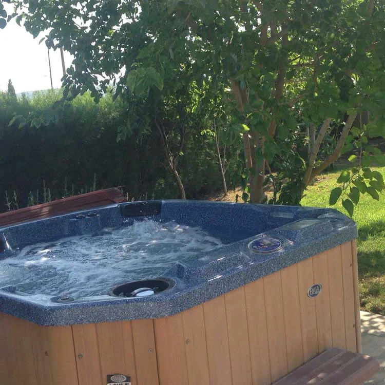 Dacă nu are chef de bălăceală  în mare, Ricardo se poate  relaxa în curte, la jacuzzi