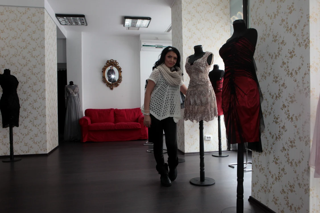 
    Andreea Mantea a primit reporterii Click! în magazinul ei de haine, în ianuarie 2014foto: Click!  