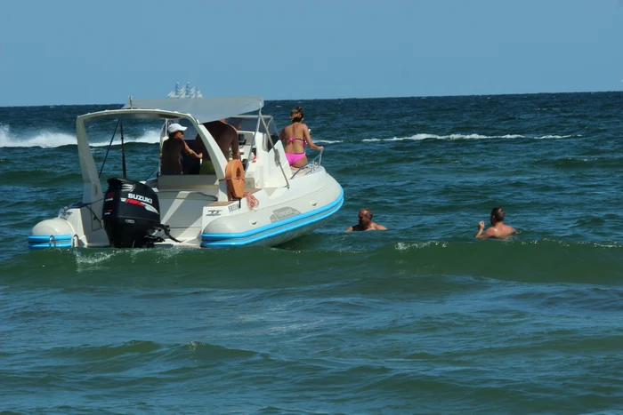 Posesorii bărcii cu motor au intrat cu tupeu în zona în care înotau mai mulți turiști
