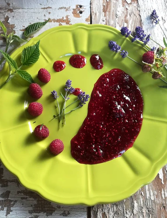 
    Dulceață de zmeură cu lavandă   