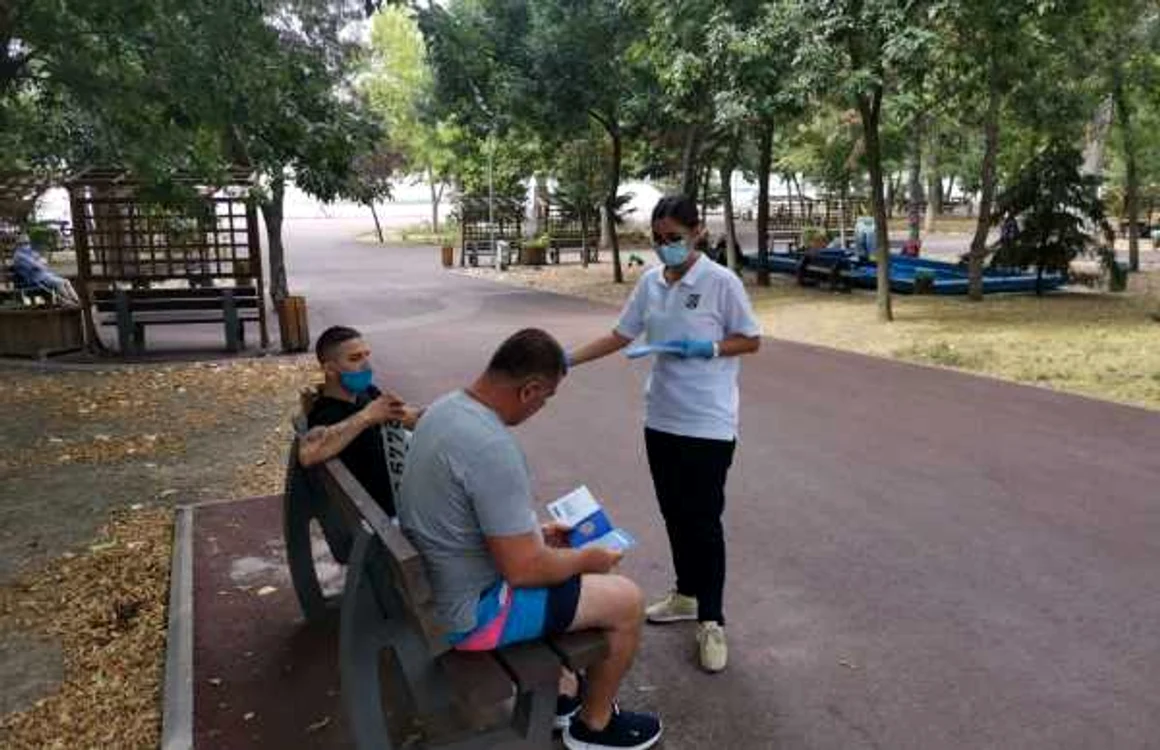Poliţiştii au stat de vorbă cu oamenii şi au împărţit pliante cu minime măsuri de protecţie împotriva furturilor FOTO IPJ Călăraşi