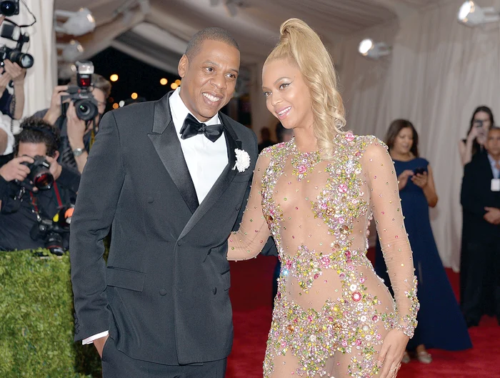 Beyoncé Knowles &amp; Jay Z. Beyoncé e rudă de departe cu regina.  Fiica ei, Blue Ivy, e verişoară de gradul 23 cu bebeluşii regali