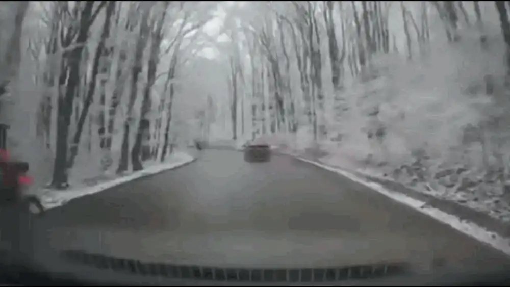 Tragedie în Ajunul Crăciunului. Un motociclist de 31 de ani a intrat într-un stâlp de beton pe un drum din Iași