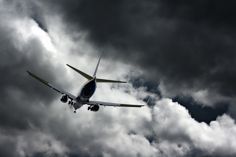Turbulențe extreme la bordul unui avion Ryanair. Nouă persoane au fost rănite 