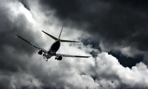 Avion zboara pe furtuna - nori FOTO Shutterstock 