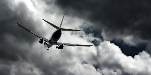 Avion zboara pe furtuna - nori FOTO Shutterstock 