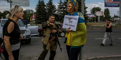 femeie umilita de rebelii din doneţk FOTO The New York Times