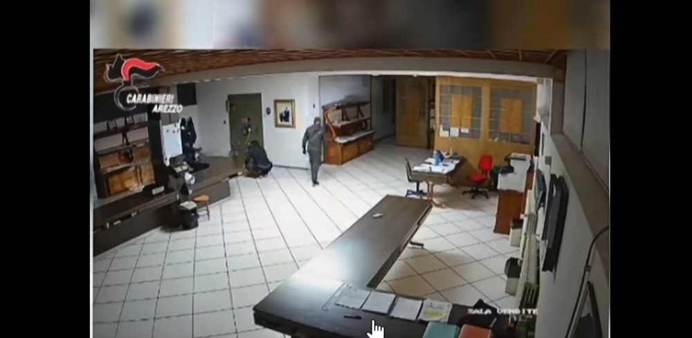 Opt români arestaţi în Italia după o tentativă de jaf ca-n filme. Au doborât un copac pe șosea și au incendiat două mașini ca să dea lovitura la o firmă de aur
