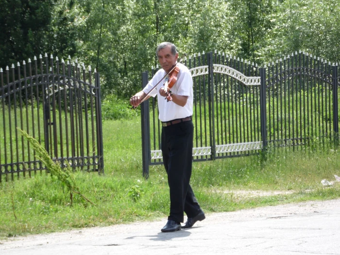 Civit Pantelie a învăţat trei ani la Şcoala de Muzică in Braşov