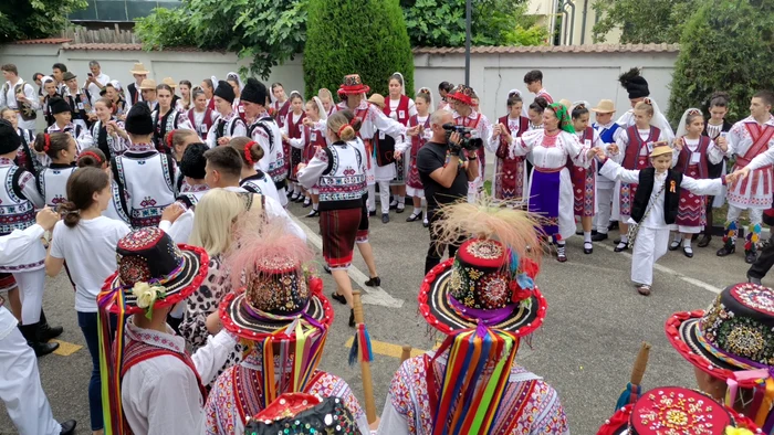 Dansatori copii din 16 județe ale României sunt în aceste zile la Slatina FOTO: Alina Mitran