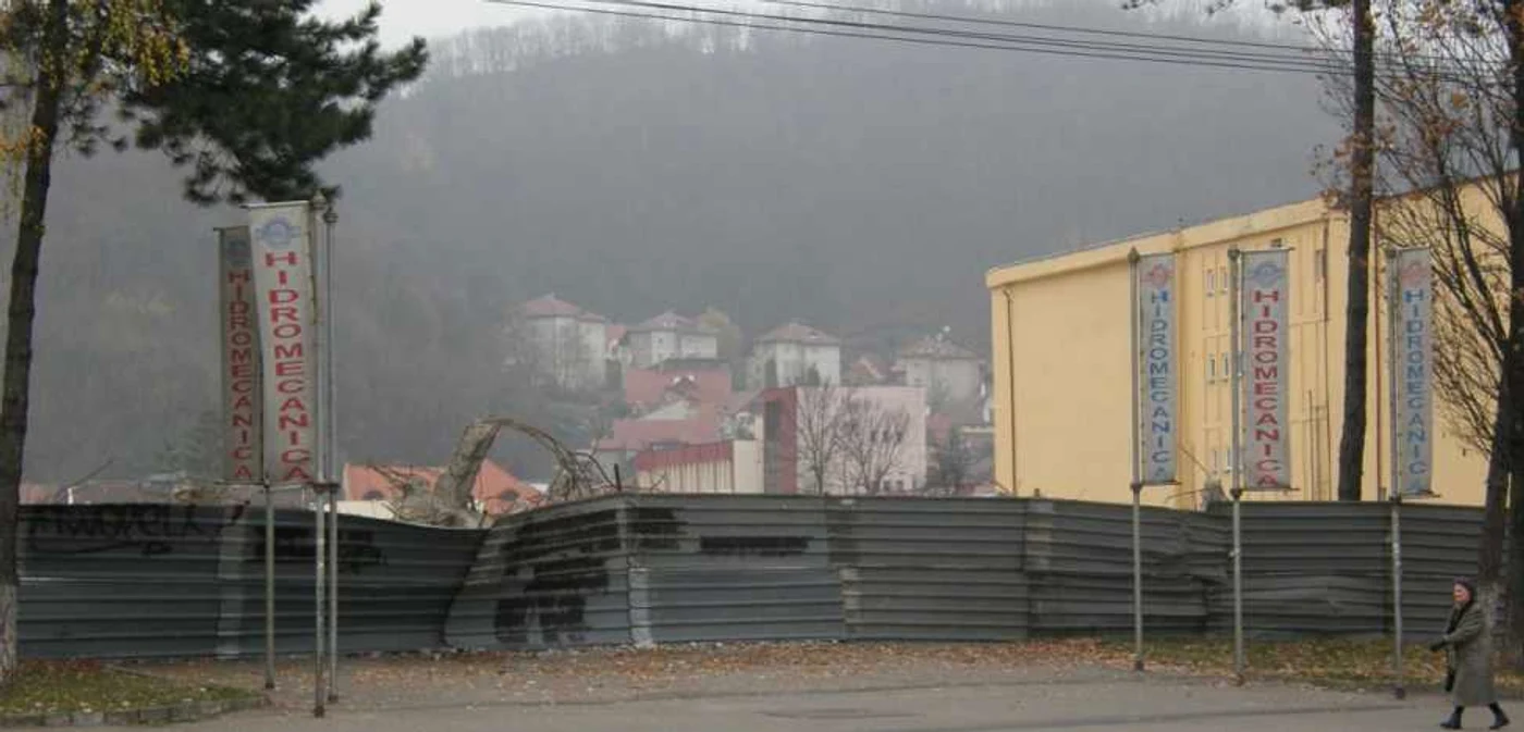 Din uzina Hidromecanica nu au mai rămas decât steagurile. FOTOArhivă.