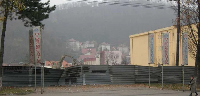 Din uzina Hidromecanica nu au mai rămas decât steagurile. FOTOArhivă.
