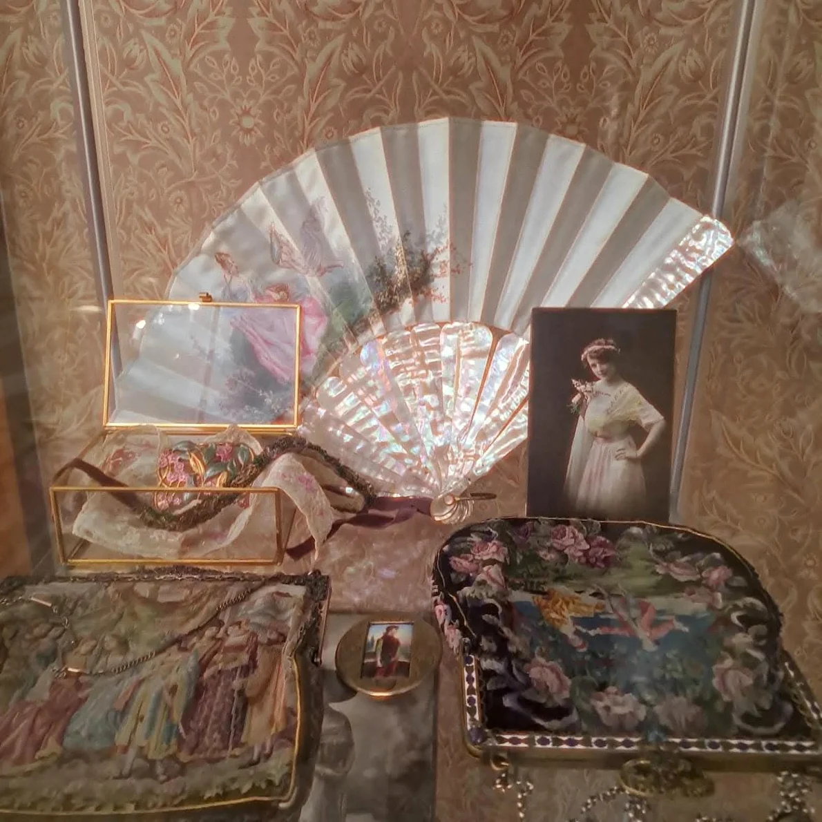 Expoziția „Îmbrăcând Timpul. București – modă, memorie, identitate”, la Hanul Gabroveni 