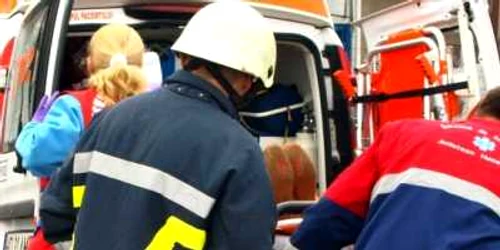 Victimele au fost transportate de urgenţă la spital.